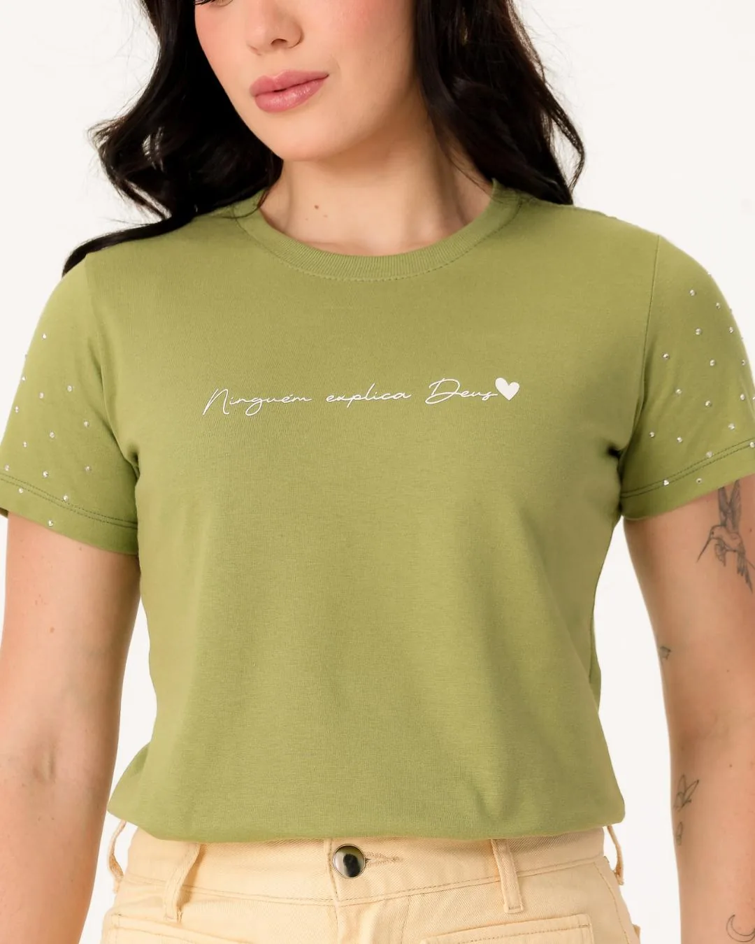T-SHIRT NINGUEM EXPLICA DEUS CORACAO STRASS NA MANGA