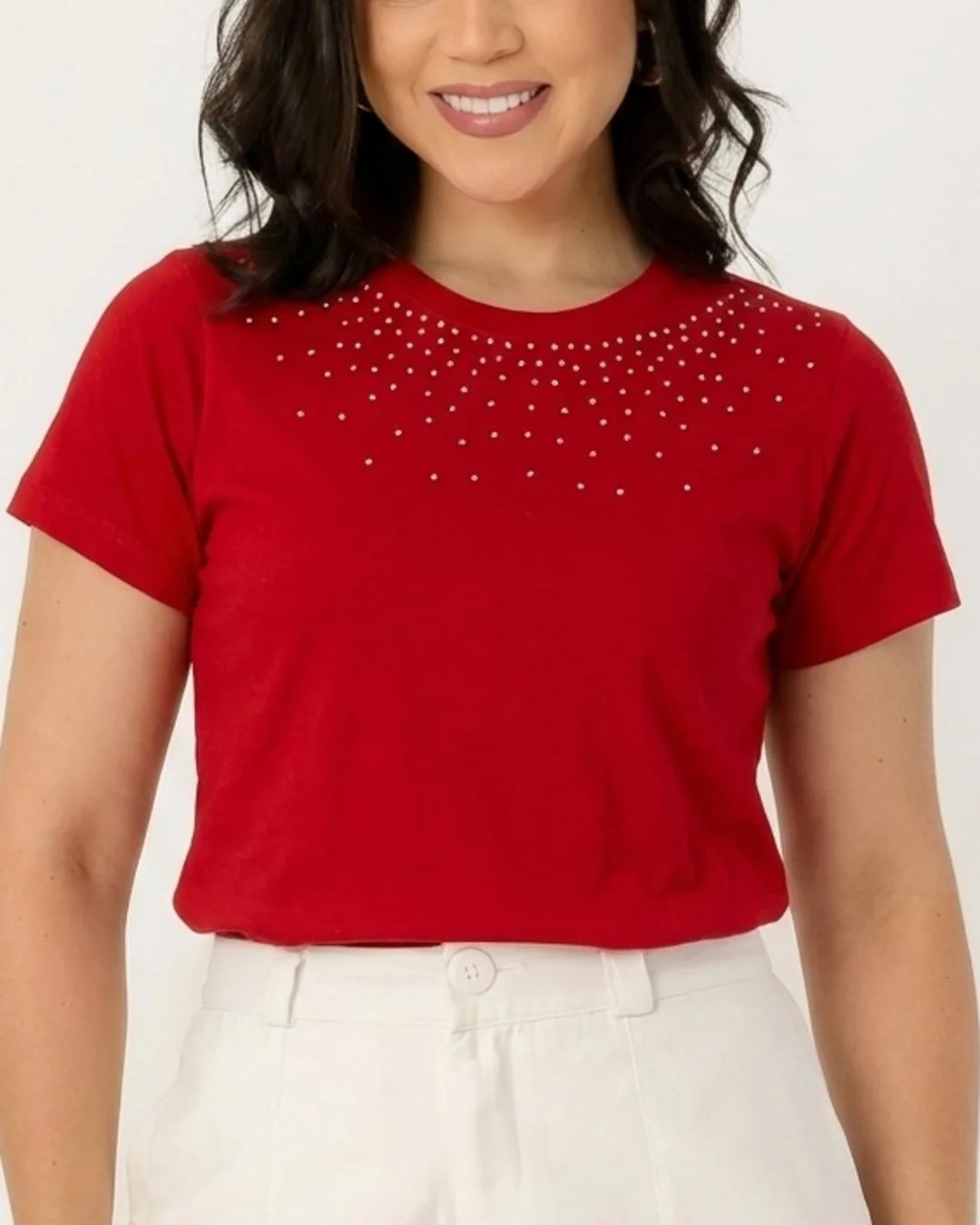 T-SHIRT VARIOS STRASS APLICACAO NA GOLA