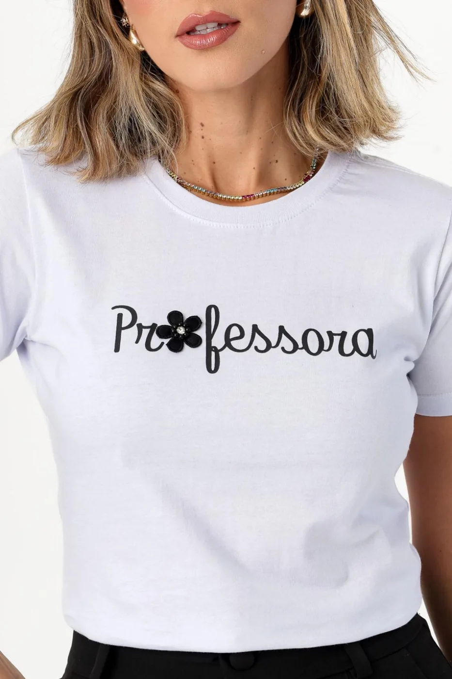 T-SHIRT PROFESSORA FLOR APLICACAO PONTO DE LUZ COM PEROLAS